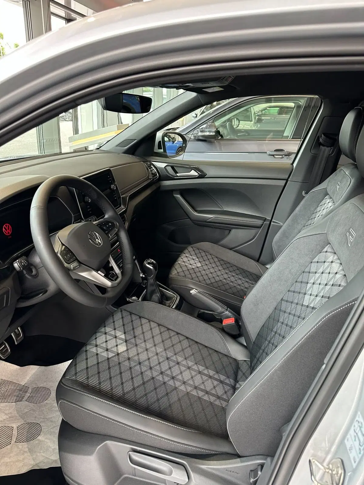 Volkswagen T-Cross nuova a Lecco (5)