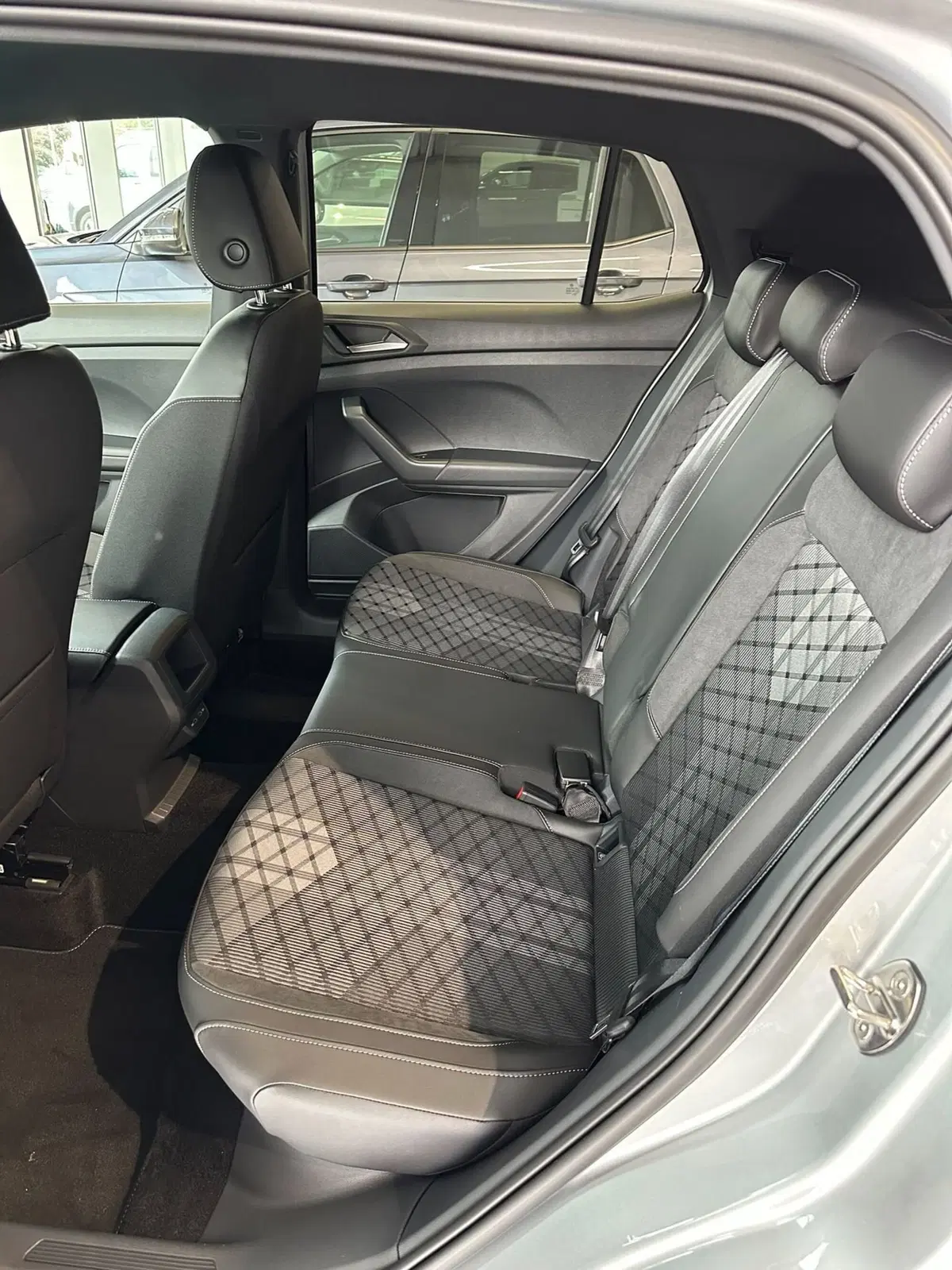 Volkswagen T-Cross nuova a Lecco (6)