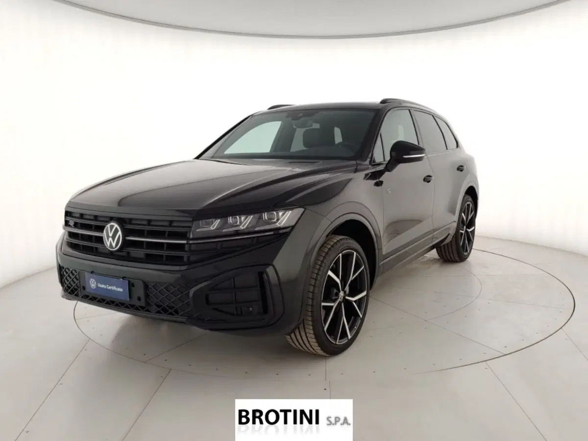 Volkswagen Touareg nuova a Massa-Carrara