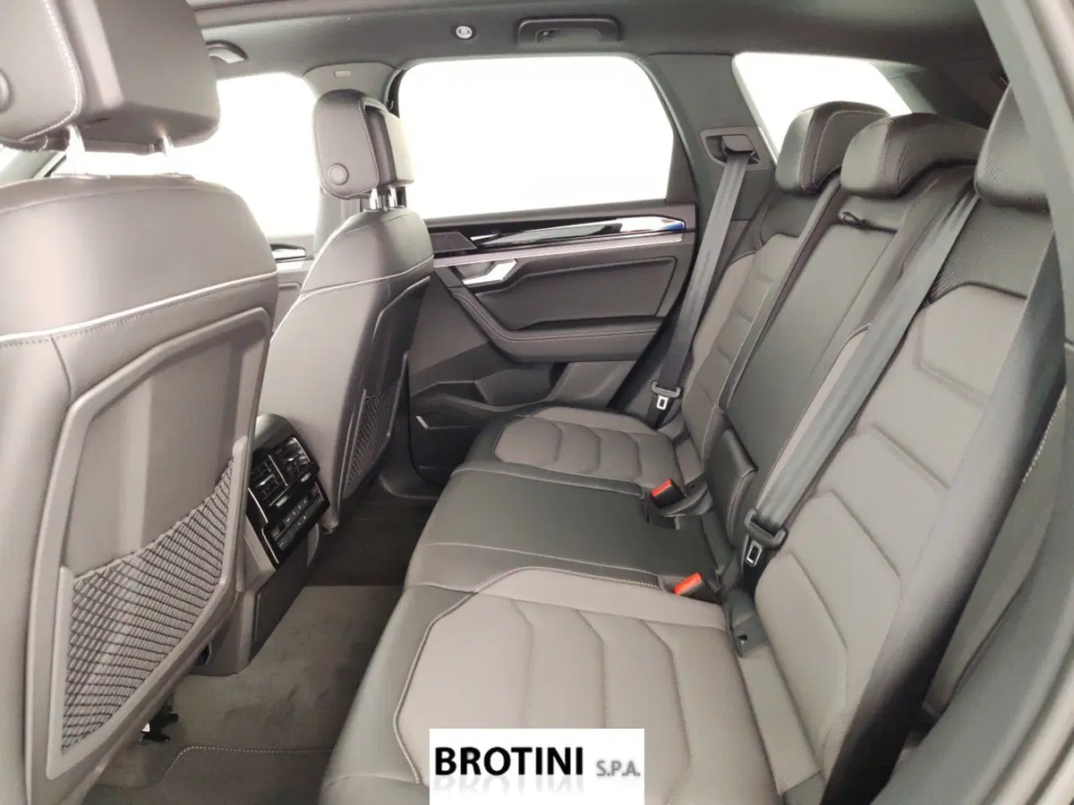 Volkswagen Touareg nuova a Massa-Carrara (12)