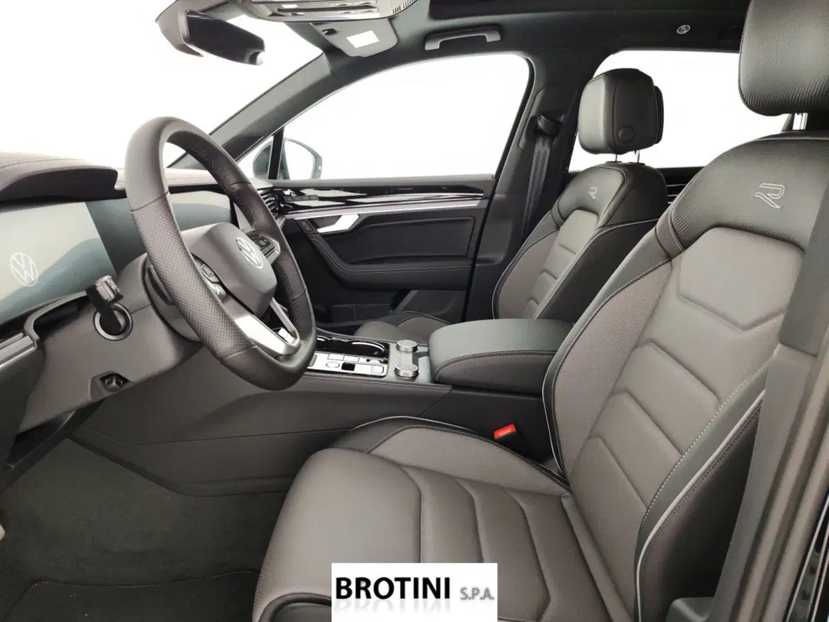 Volkswagen Touareg nuova a Massa-Carrara (7)