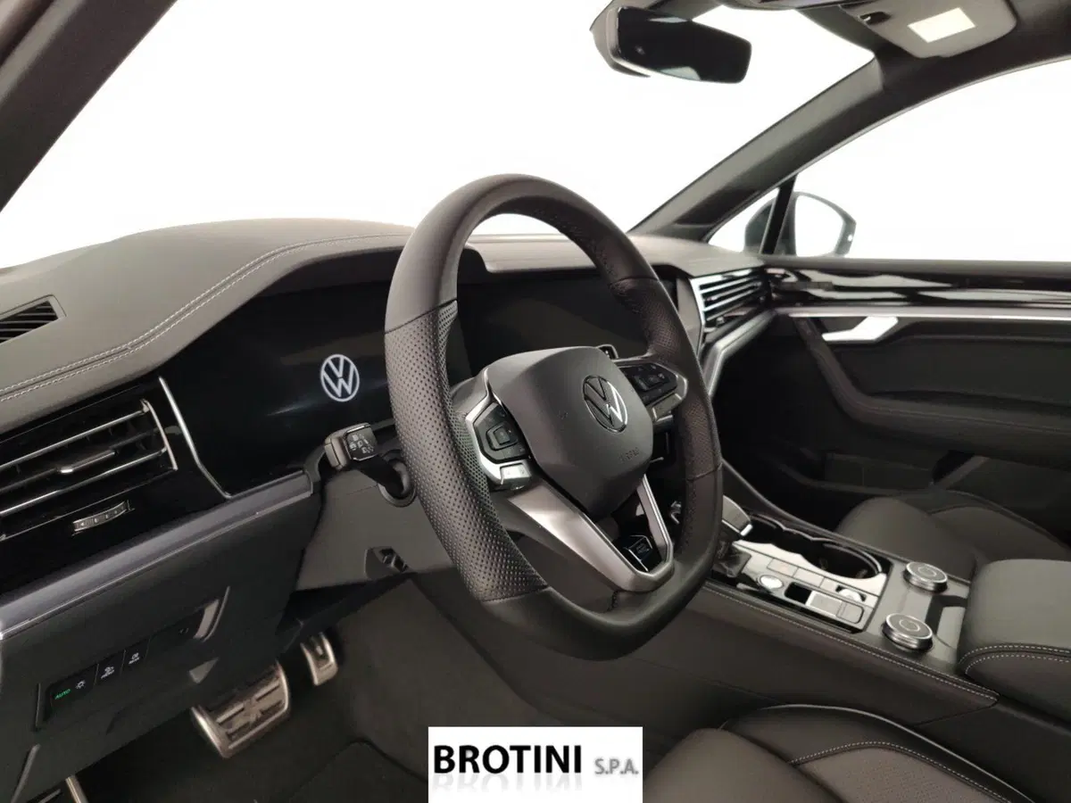 Volkswagen Touareg nuova a Massa-Carrara (8)