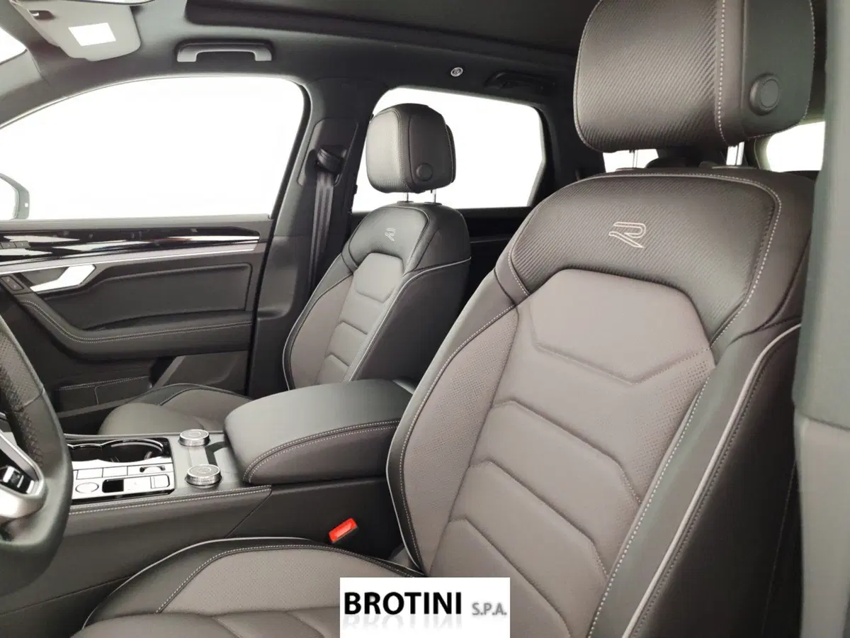 Volkswagen Touareg nuova a Massa-Carrara (9)