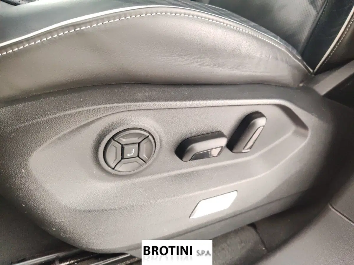 Volkswagen Touareg usata a Massa-Carrara (11)