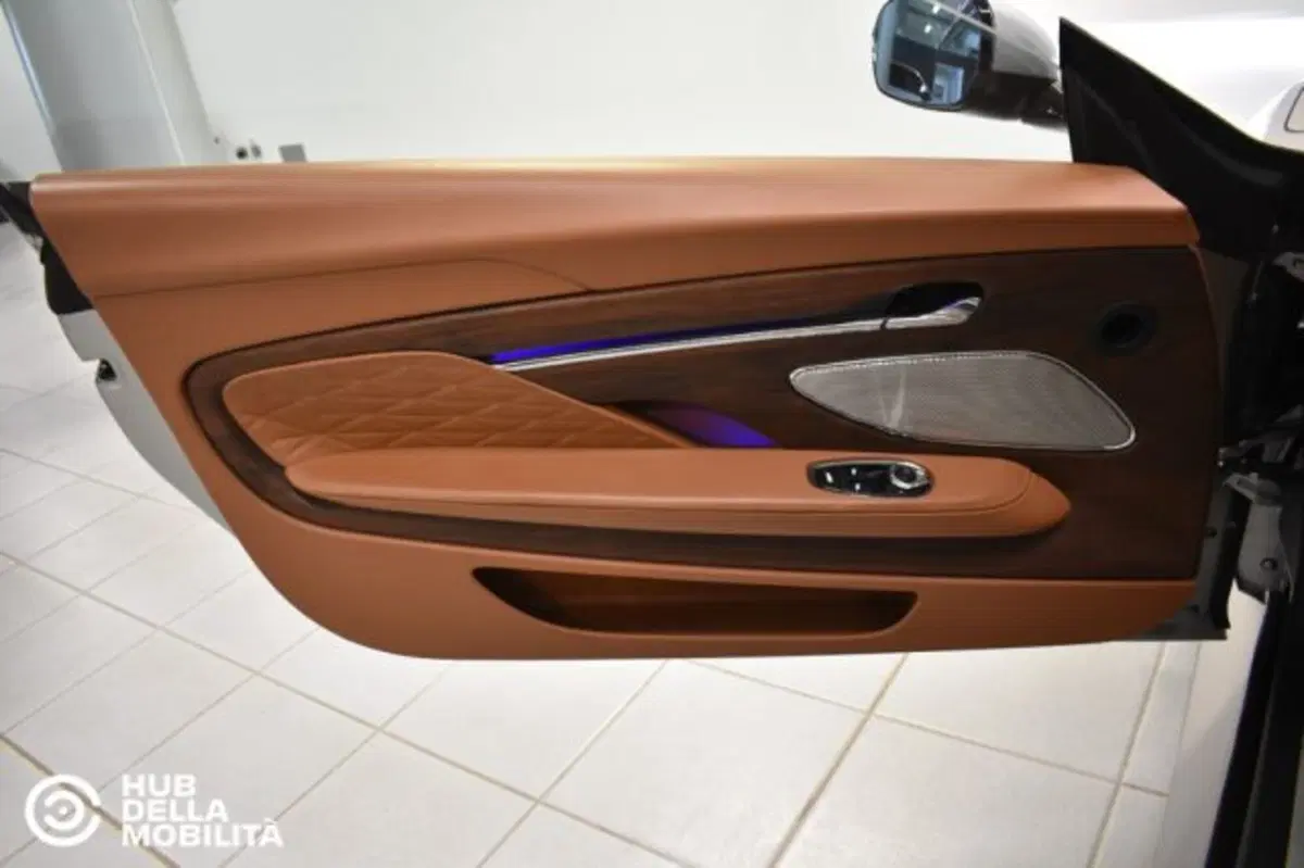Aston Martin DB12 Volante usata a Perugia (12)