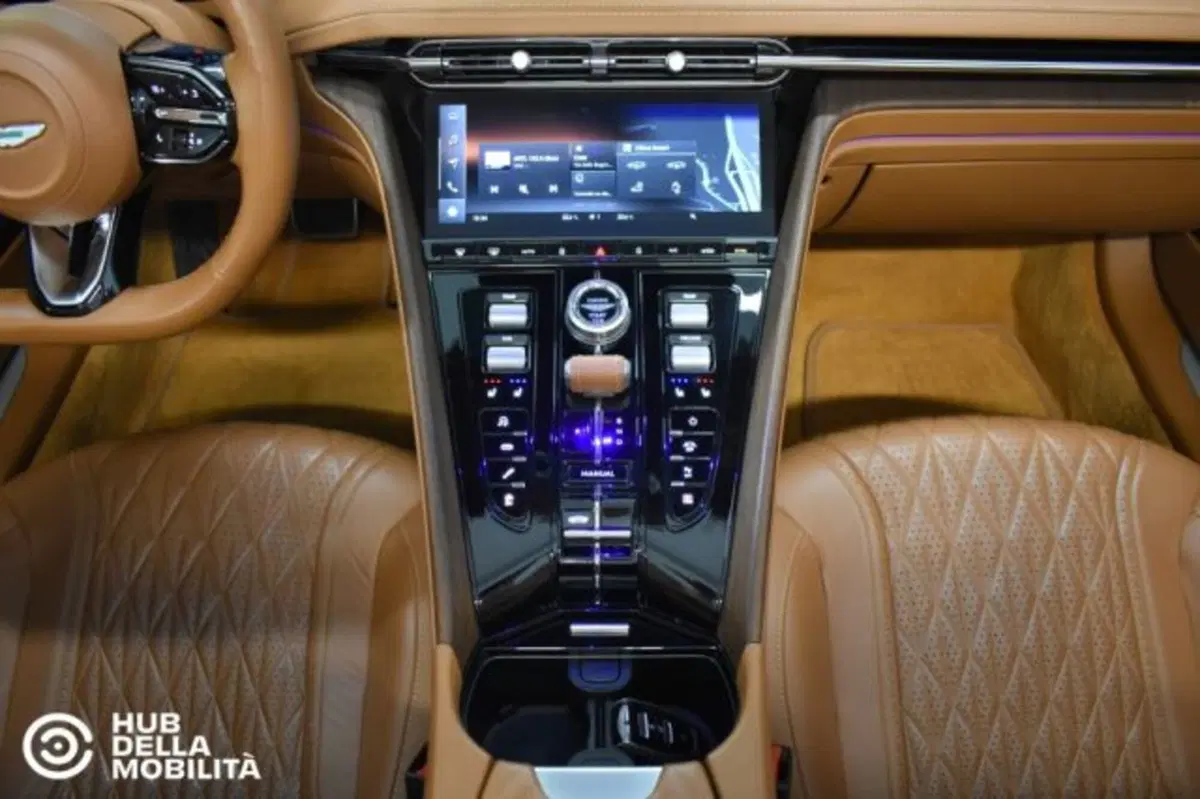 Aston Martin DB12 Volante usata a Perugia (16)