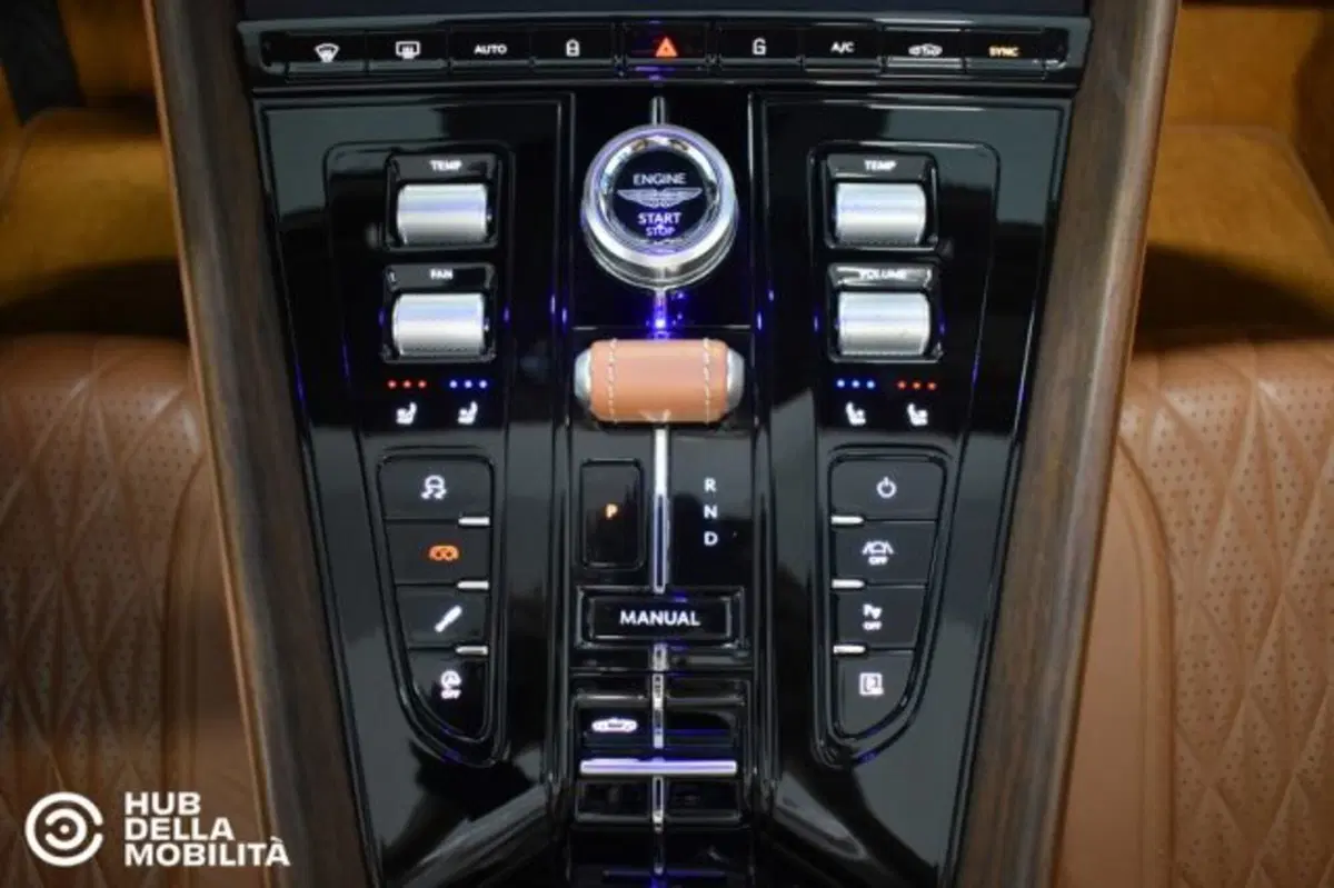 Aston Martin DB12 Volante usata a Perugia (17)