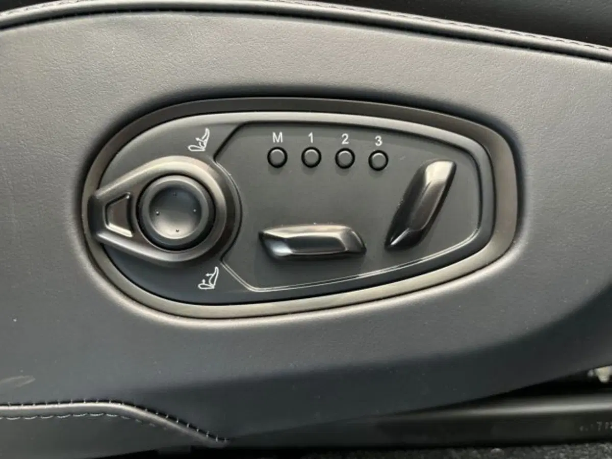 Aston Martin DBX usata a Bologna (18)