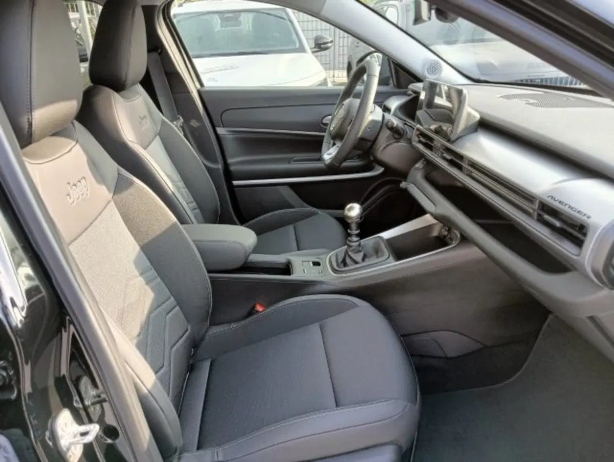 Jeep Avenger nuova a Brescia (17)