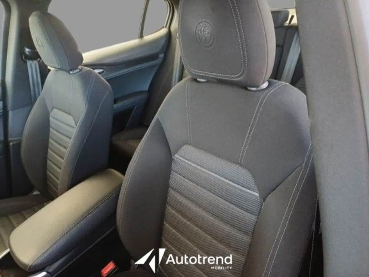 Alfa Romeo Stelvio usata a Bari (14)