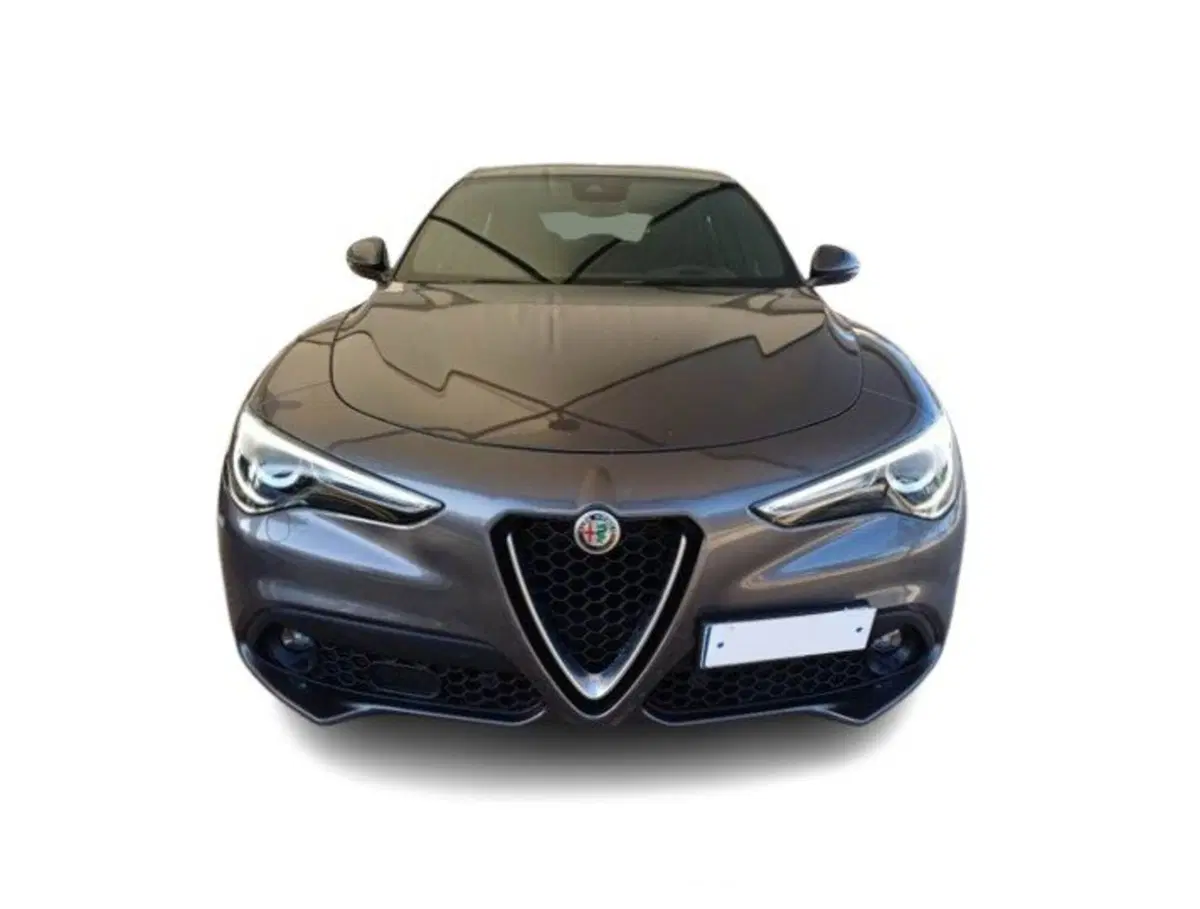 Alfa Romeo Stelvio usata a Bari (3)