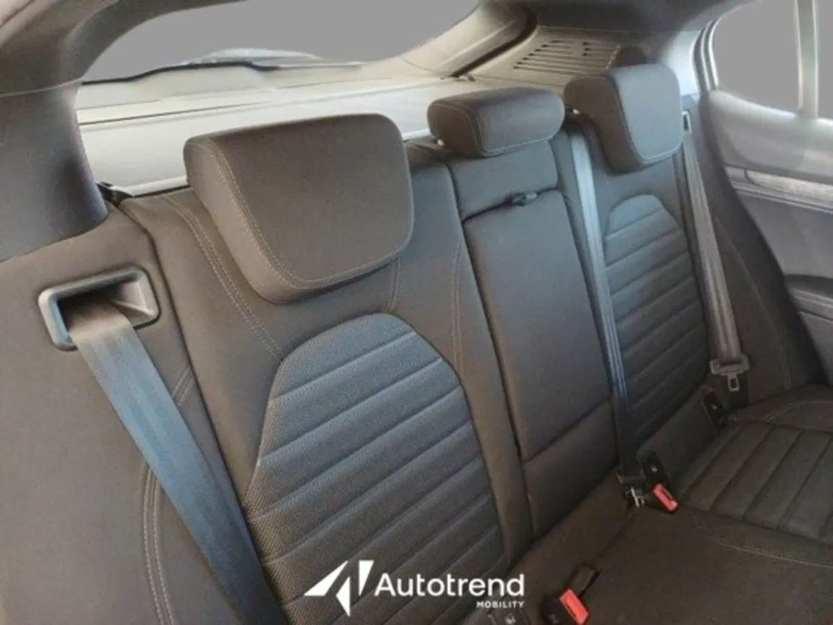 Alfa Romeo Stelvio usata a Bari (8)