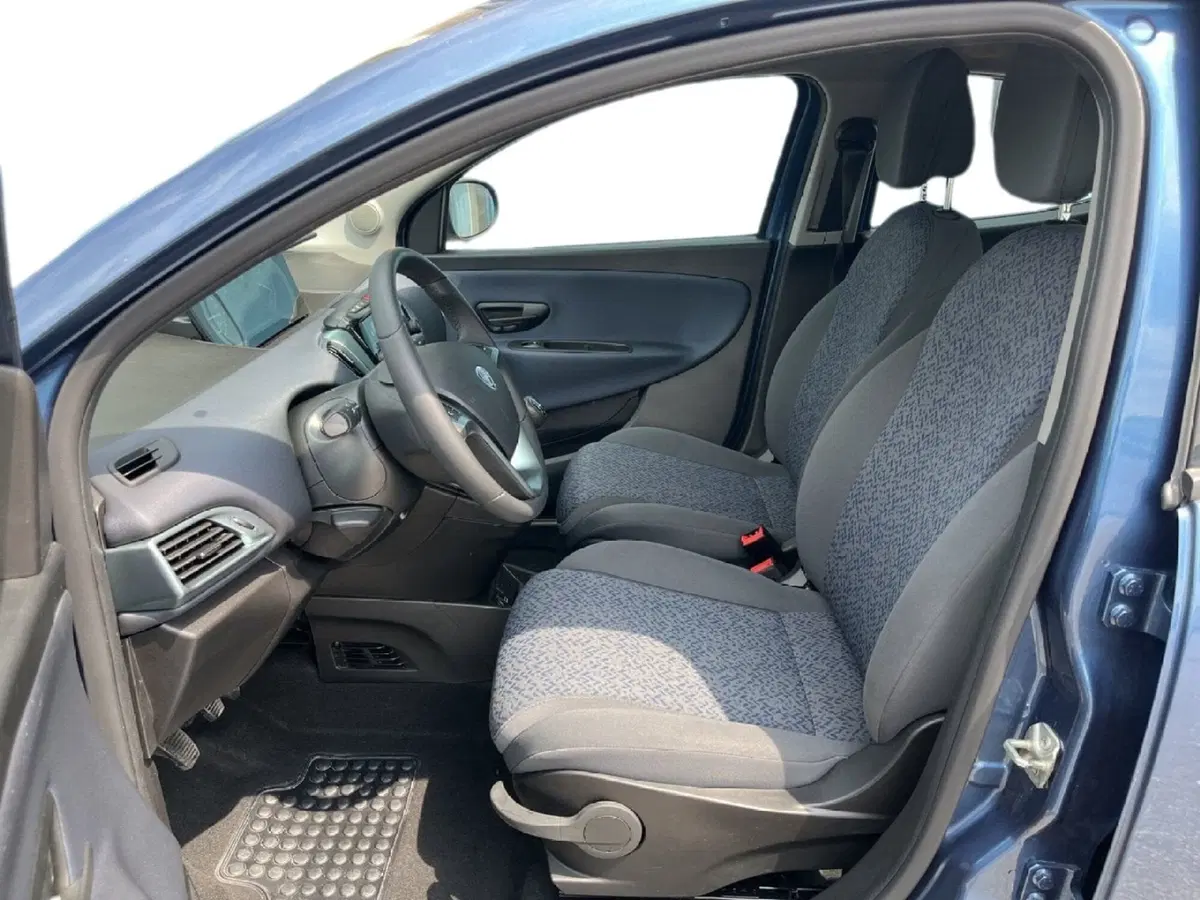 Lancia Ypsilon usata a Torino (9)