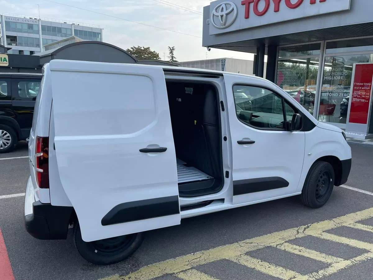 Toyota Proace City Furgone nuova a Bologna (6)