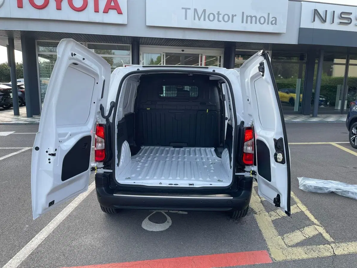 Toyota Proace City Furgone nuova a Bologna (4)