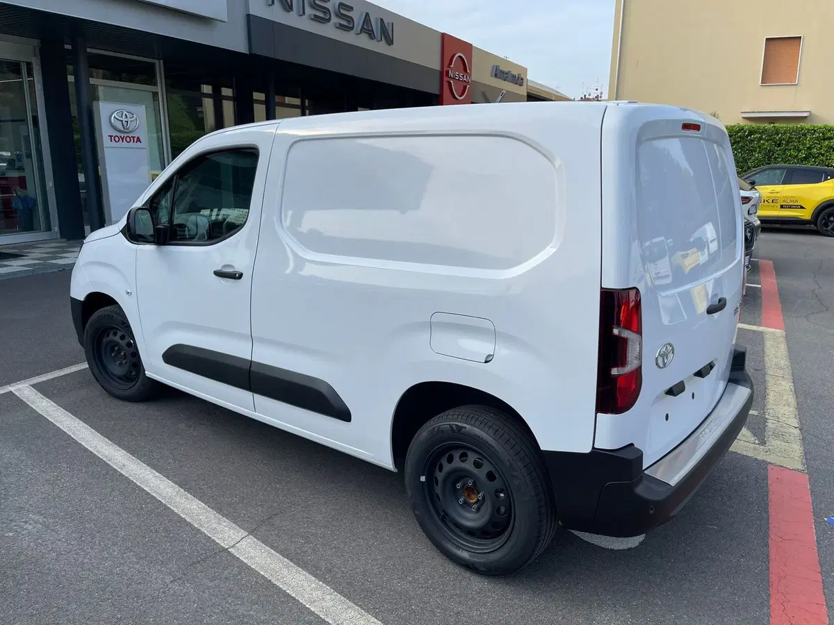Toyota Proace City Furgone nuova a Bologna (6)