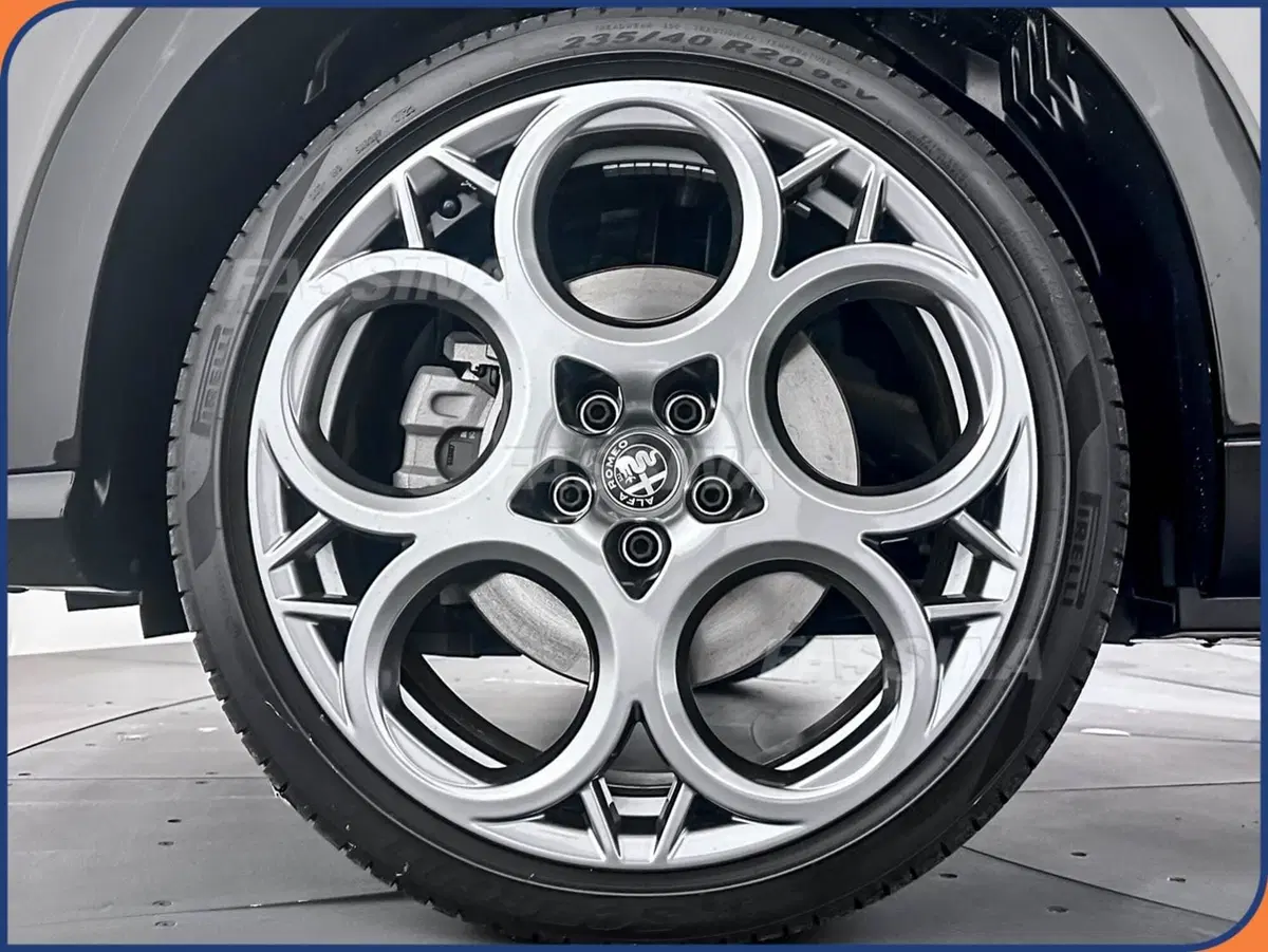 Alfa Romeo Tonale nuova a Milano (7)