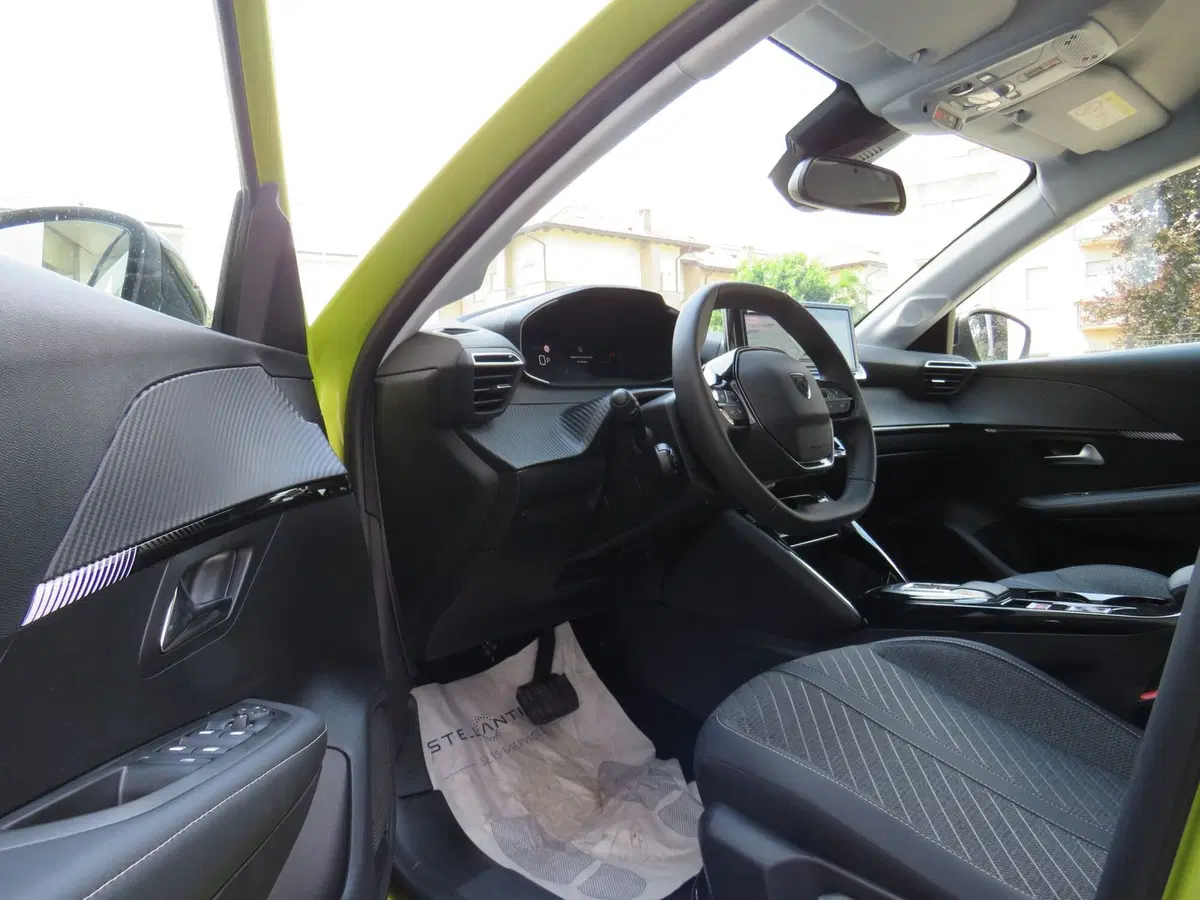 Peugeot 208 nuova a Monza e Brianza (12)