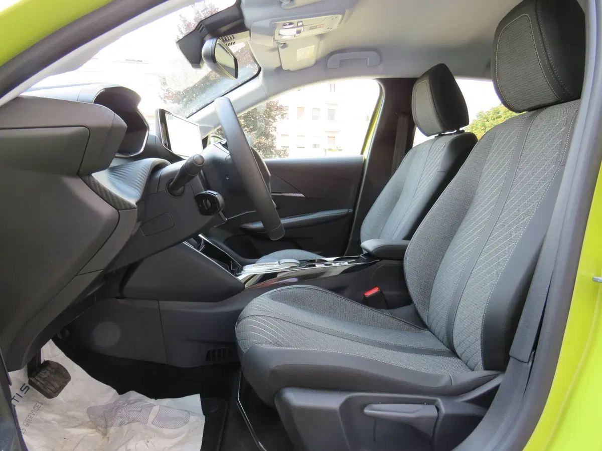Peugeot 208 nuova a Monza e Brianza (13)