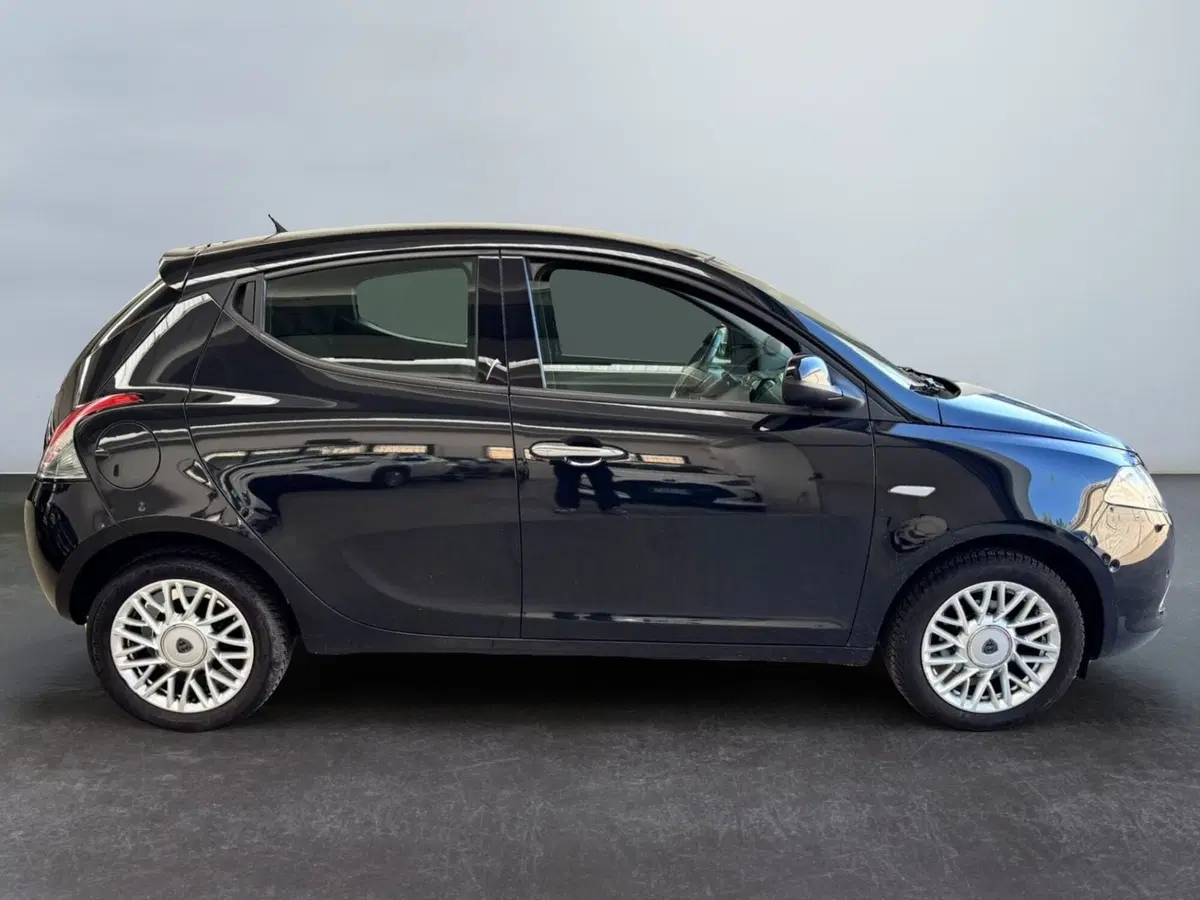 Lancia Ypsilon usata a Modena (5)