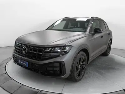 Volkswagen Touareg 3.0 V6 tdi scr R-Line Final Edition 231cv auto del 2025 usata a Carnago