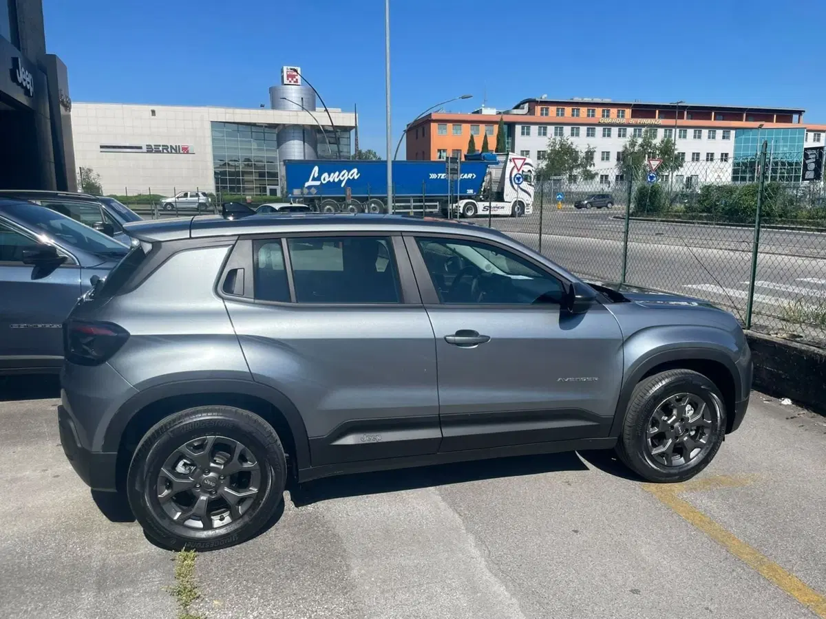 Jeep Avenger nuova a Lucca (5)