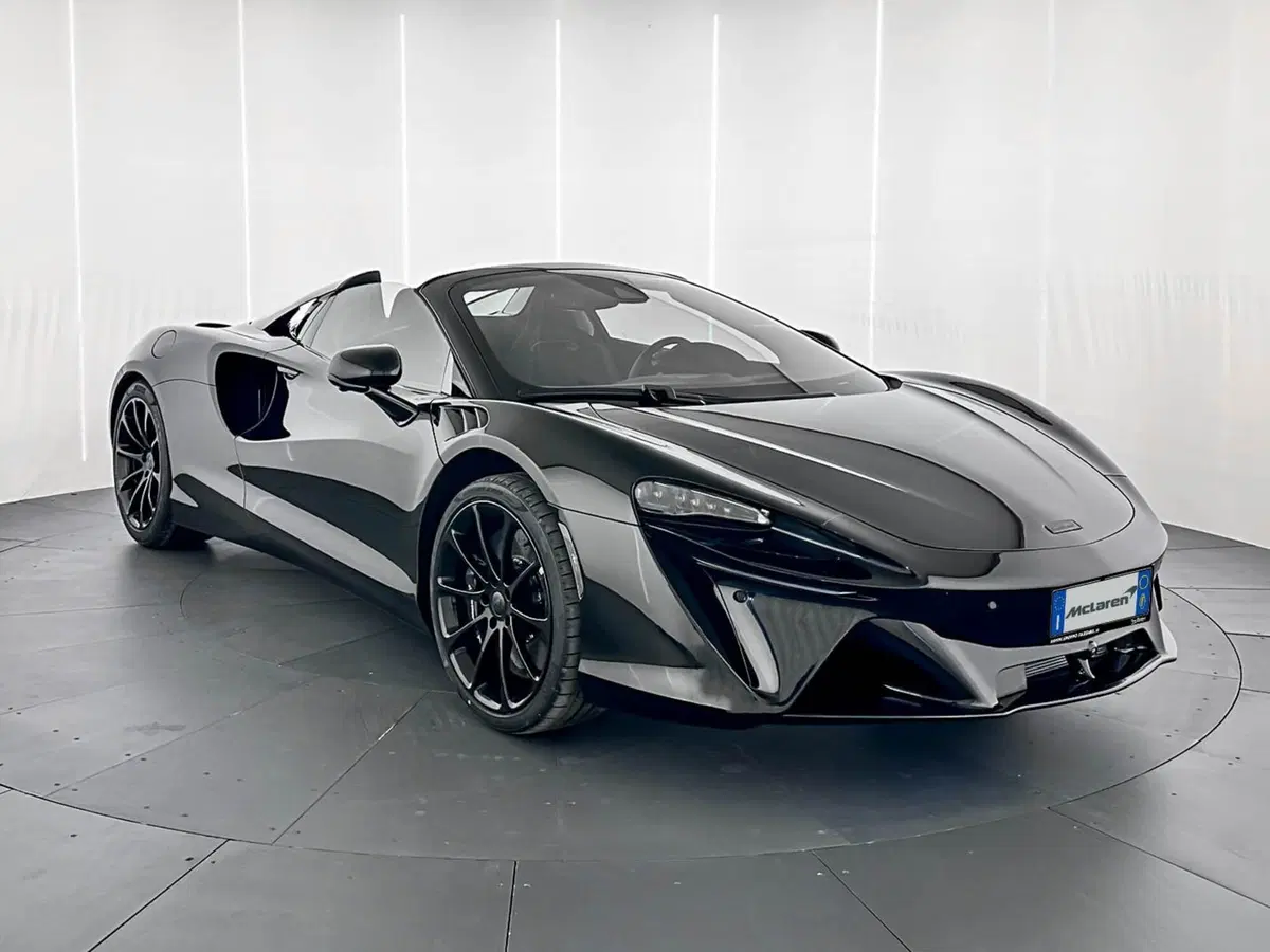 McLaren Artura Cabrio nuova a Milano