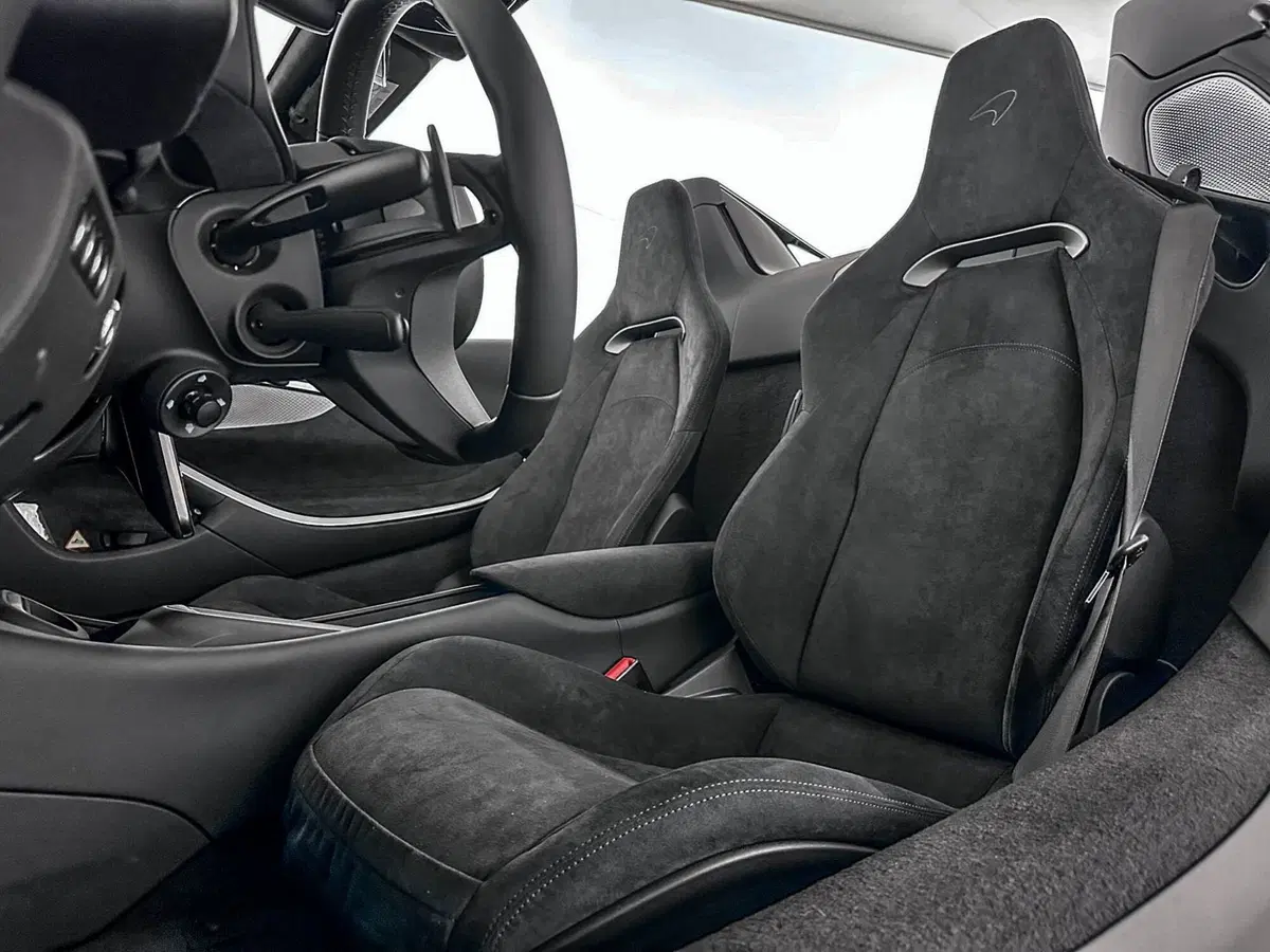 McLaren Artura Cabrio nuova a Milano (10)