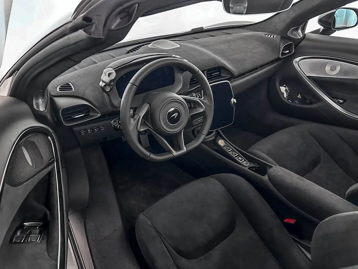 McLaren Artura Cabrio nuova a Milano (11)