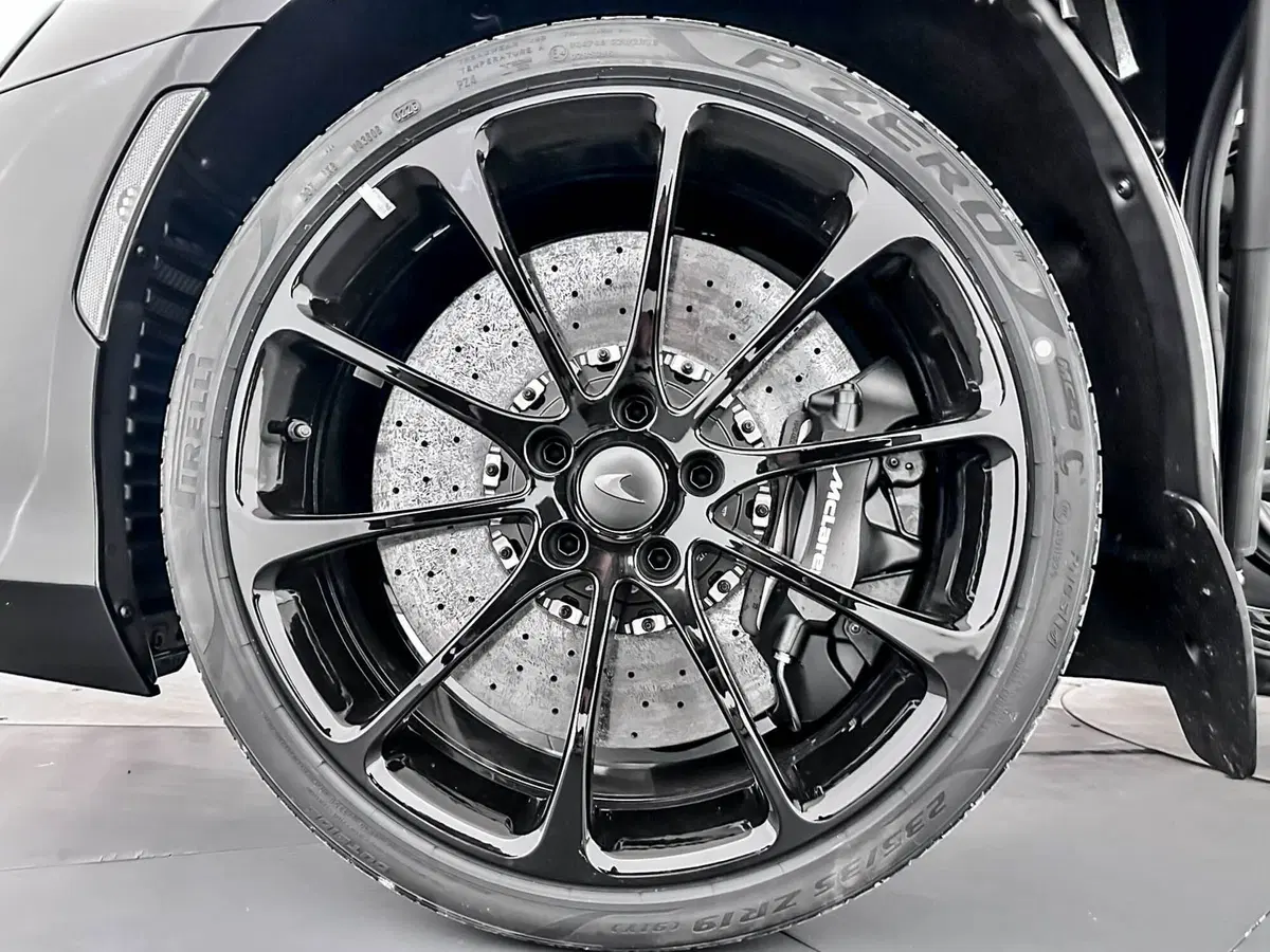 McLaren Artura Cabrio nuova a Milano (9)