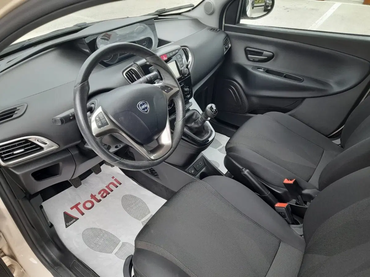 Lancia Ypsilon usata a L'Aquila (11)