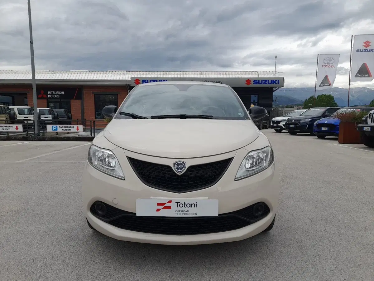 Lancia Ypsilon usata a L'Aquila (19)