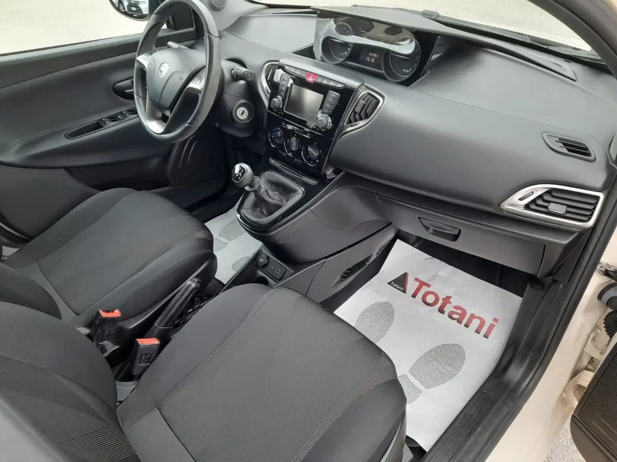 Lancia Ypsilon usata a L'Aquila (7)