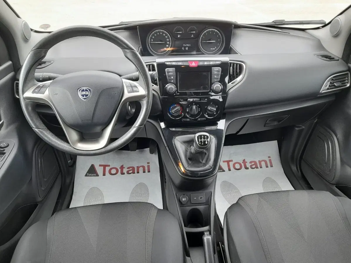 Lancia Ypsilon usata a L'Aquila (8)