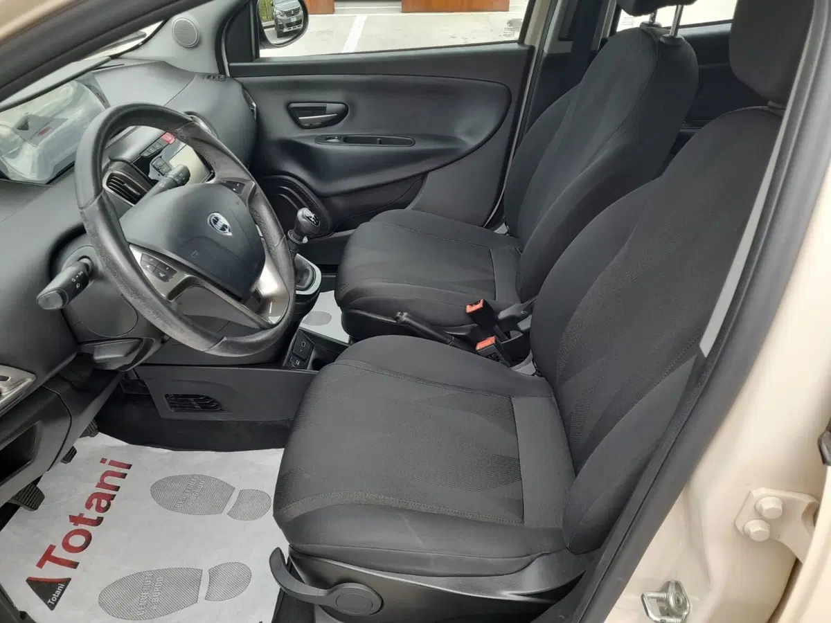 Lancia Ypsilon usata a L'Aquila (9)