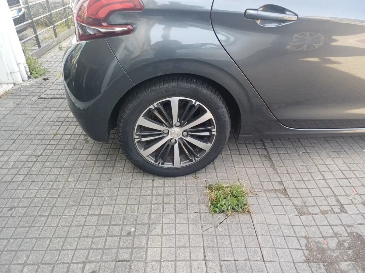 Peugeot 208 usata a La Spezia (9)