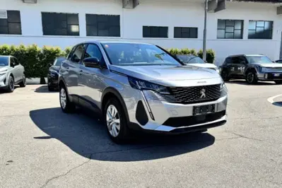 Peugeot 3008 BlueHDi 130 S&amp;S EAT8 Active Pack del 2023 usata a Fondi