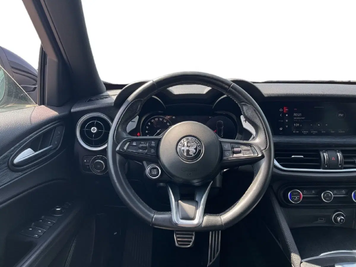 Alfa Romeo Stelvio usata a Torino (12)