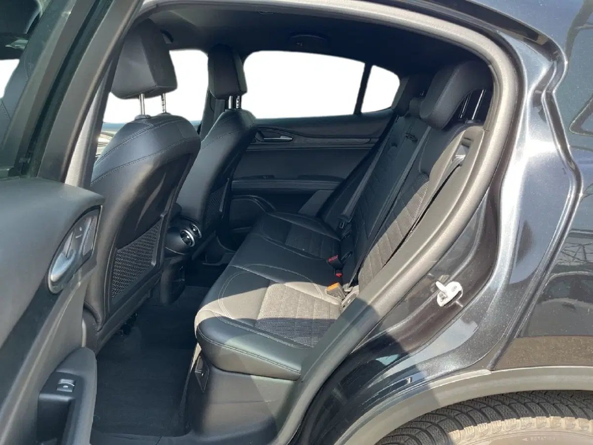 Alfa Romeo Stelvio usata a Torino (9)