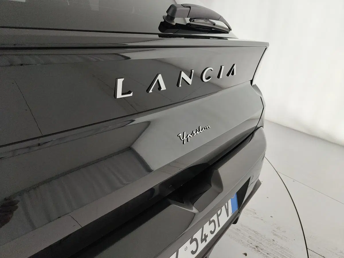 Lancia Ypsilon usata a Caserta (10)