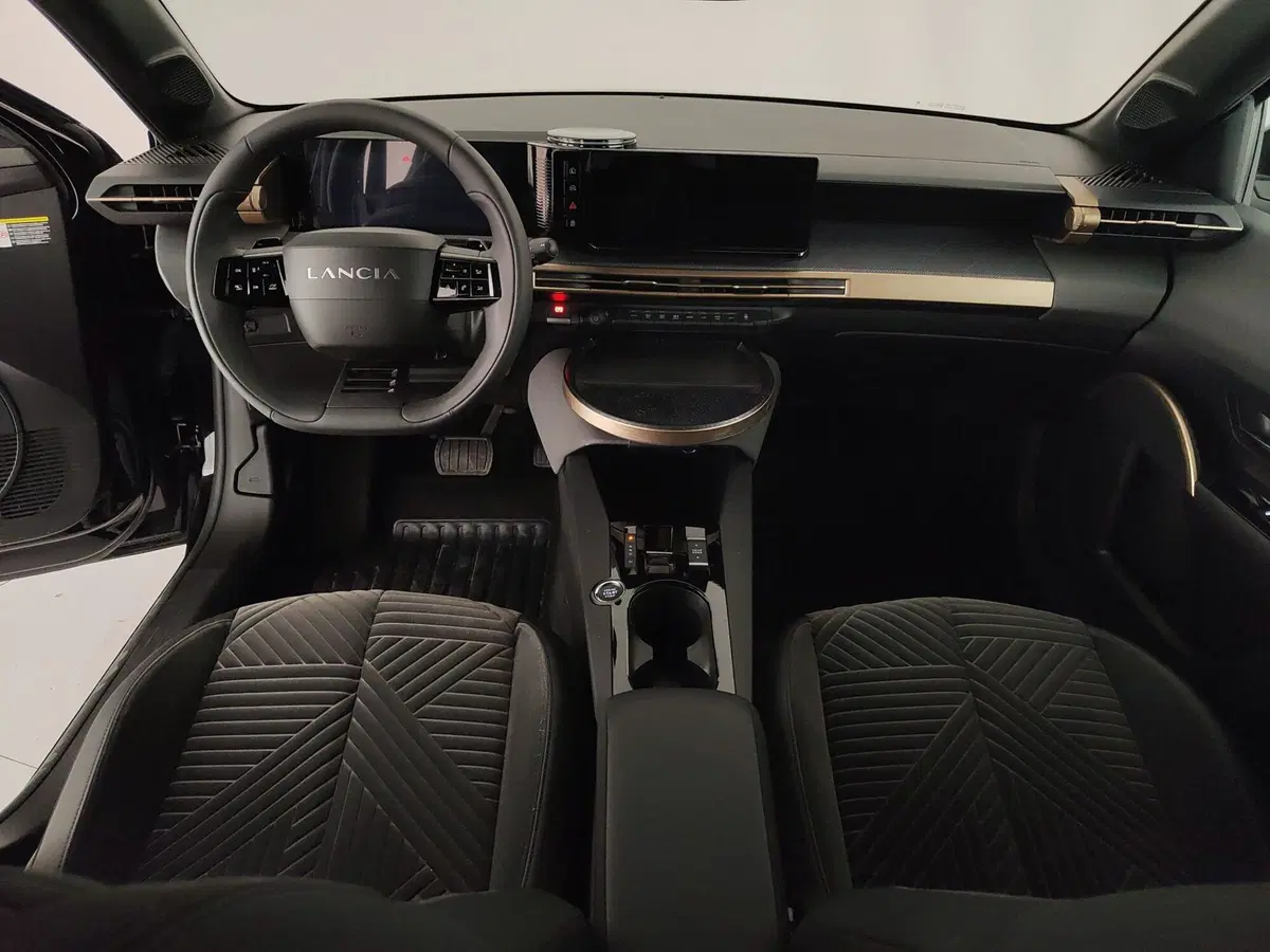 Lancia Ypsilon usata a Caserta (16)