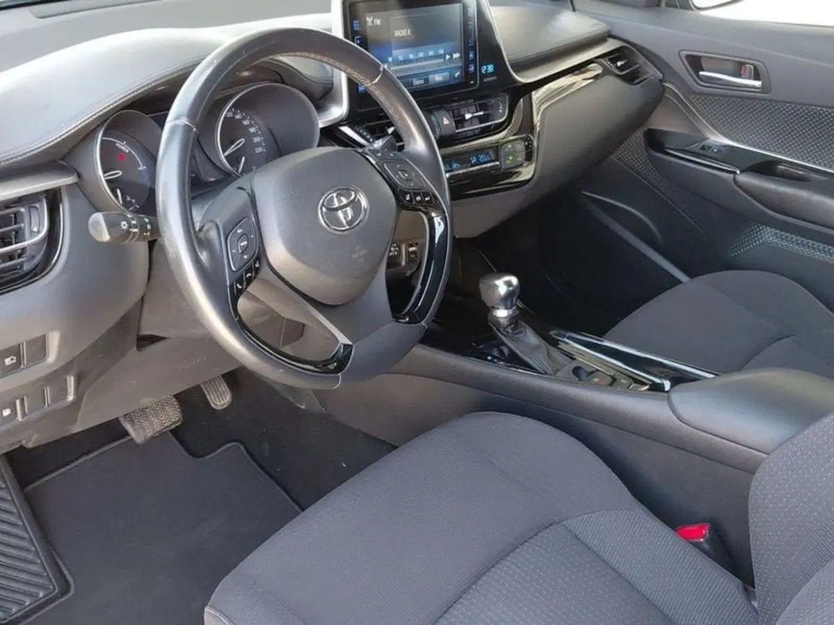 Toyota Toyota C-HR usata a Cagliari (8)