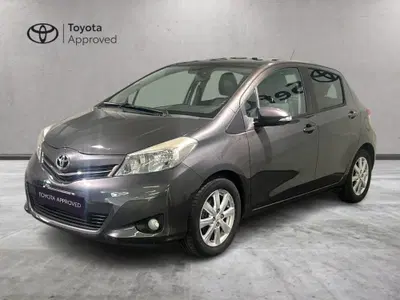 Toyota Yaris 1.3 5 porte Lounge CVT Stop &amp; Start del 2011 usata a Milano