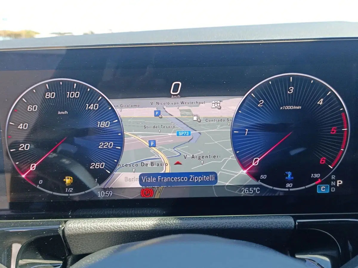 Mercedes-Benz GLA SUV usata a Bari (13)
