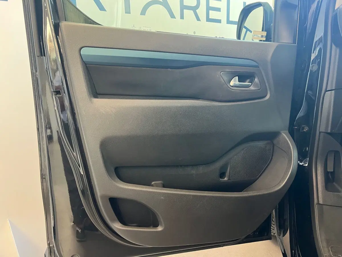 Peugeot Traveller usata a Bari (10)