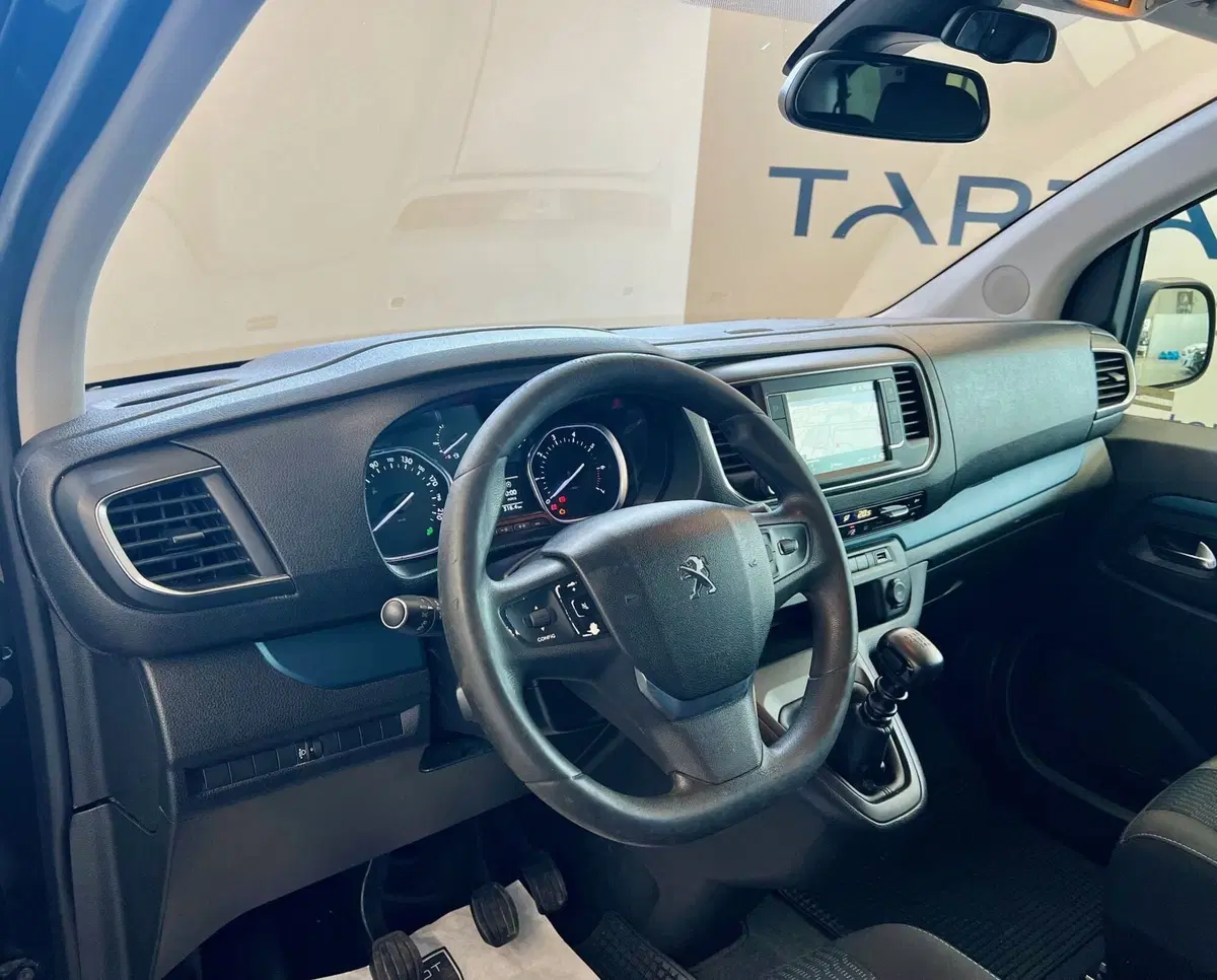 Peugeot Traveller usata a Bari (12)