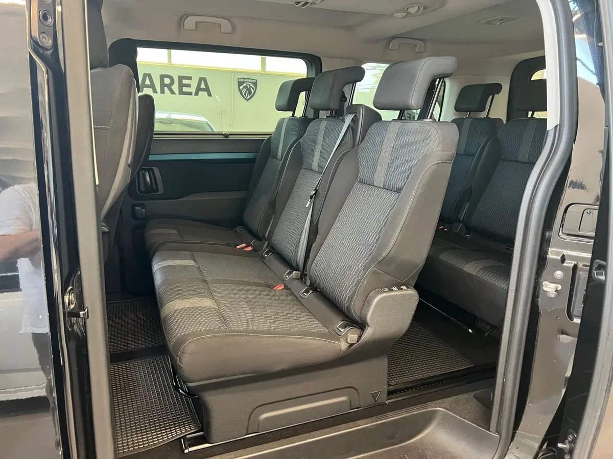 Peugeot Traveller usata a Bari (16)