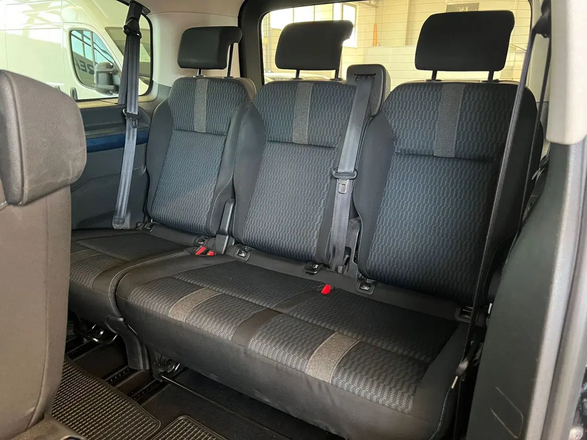 Peugeot Traveller usata a Bari (17)
