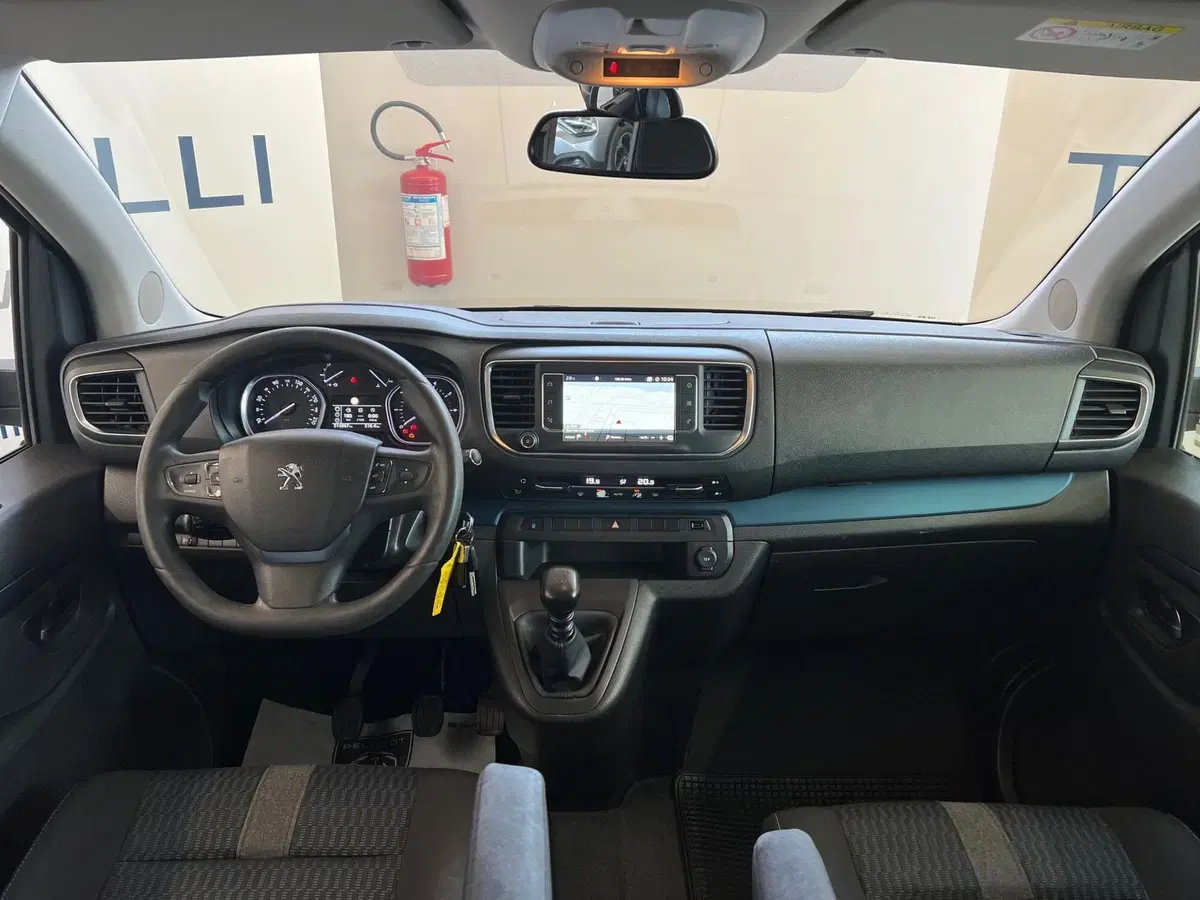 Peugeot Traveller usata a Bari (20)