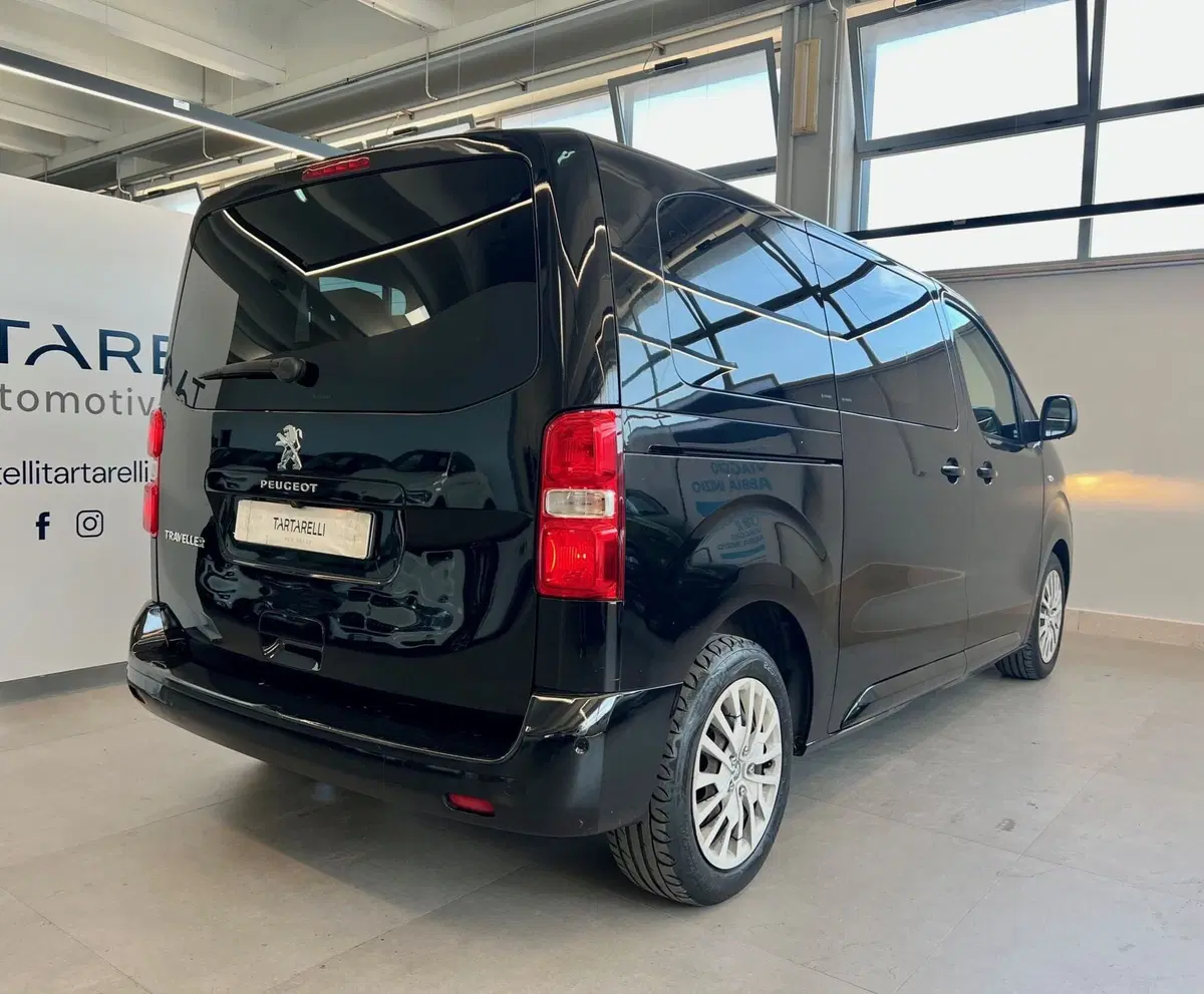 Peugeot Traveller usata a Bari (8)